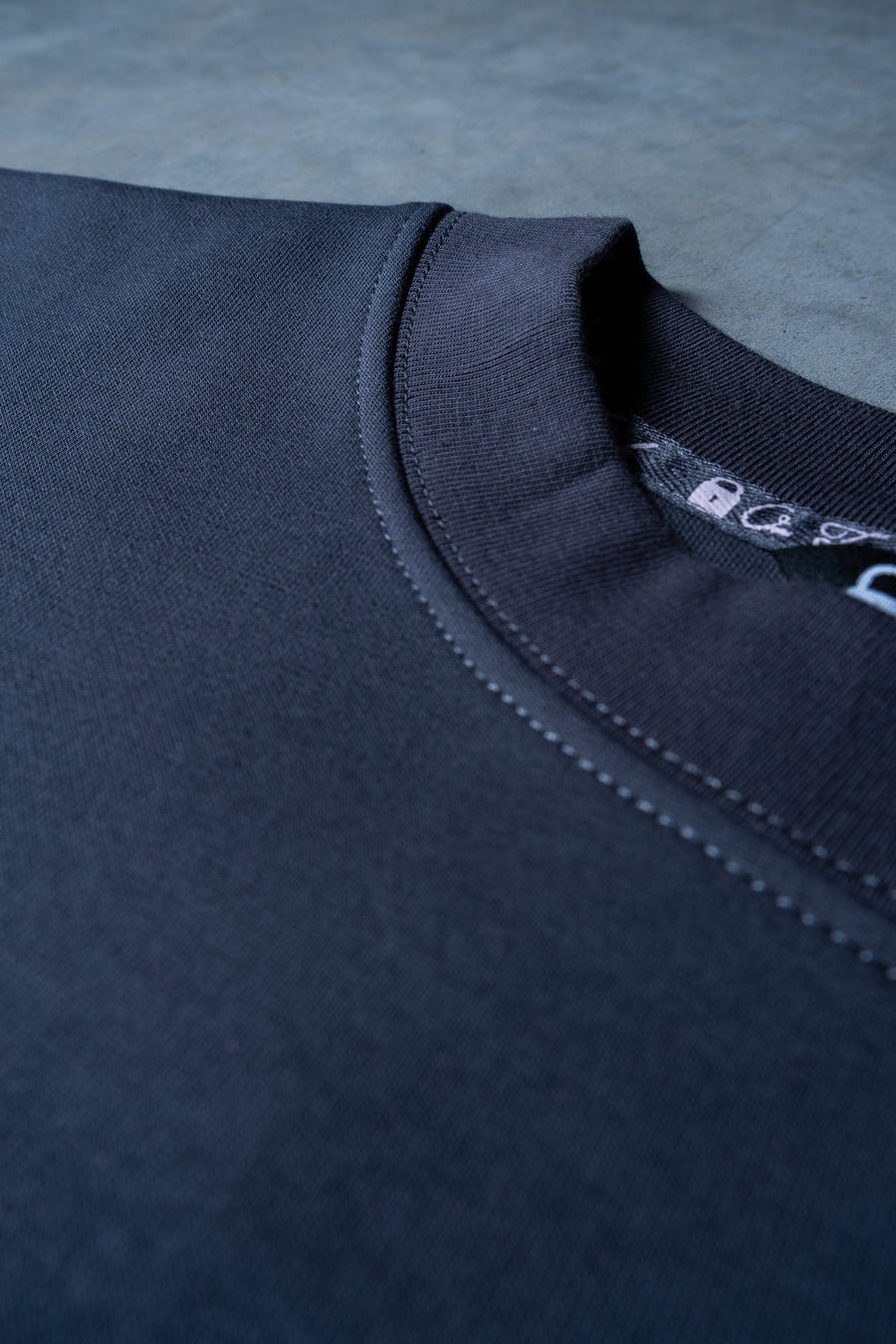 EVOLVE TEE - COAL FT. PINK