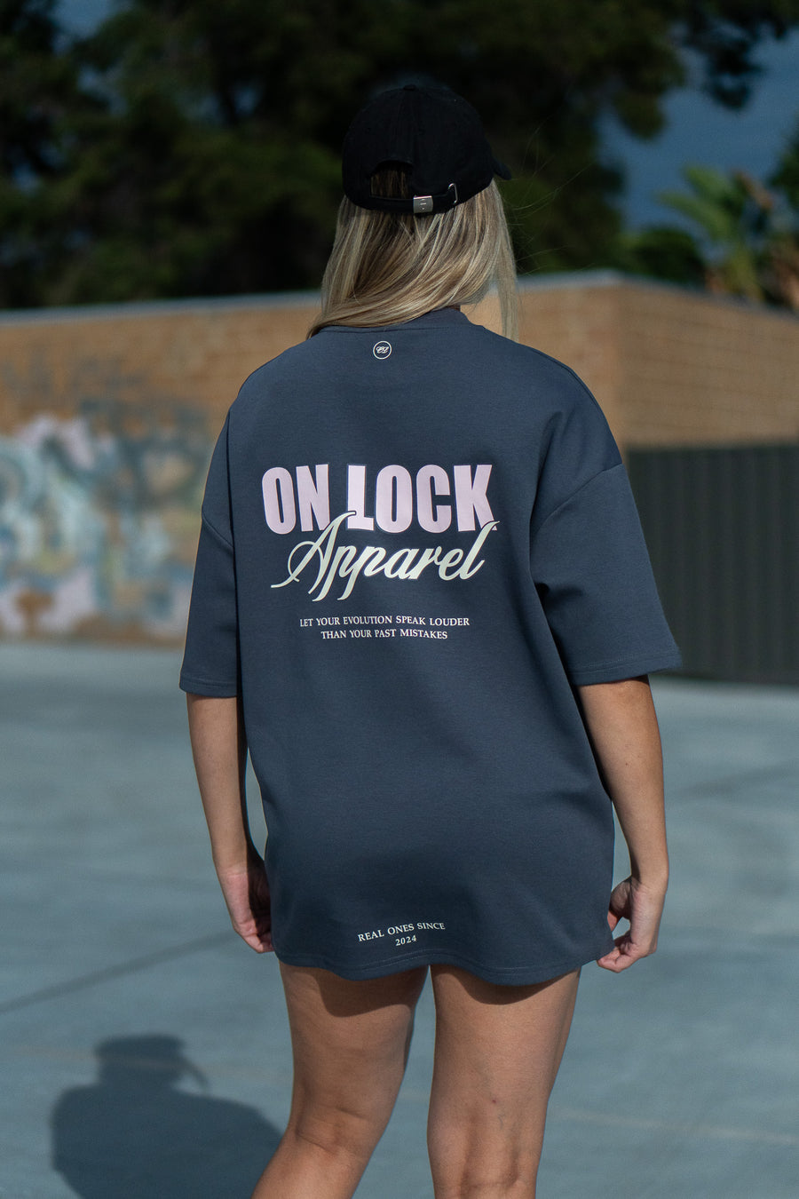 EVOLVE TEE - COAL FT. PINK
