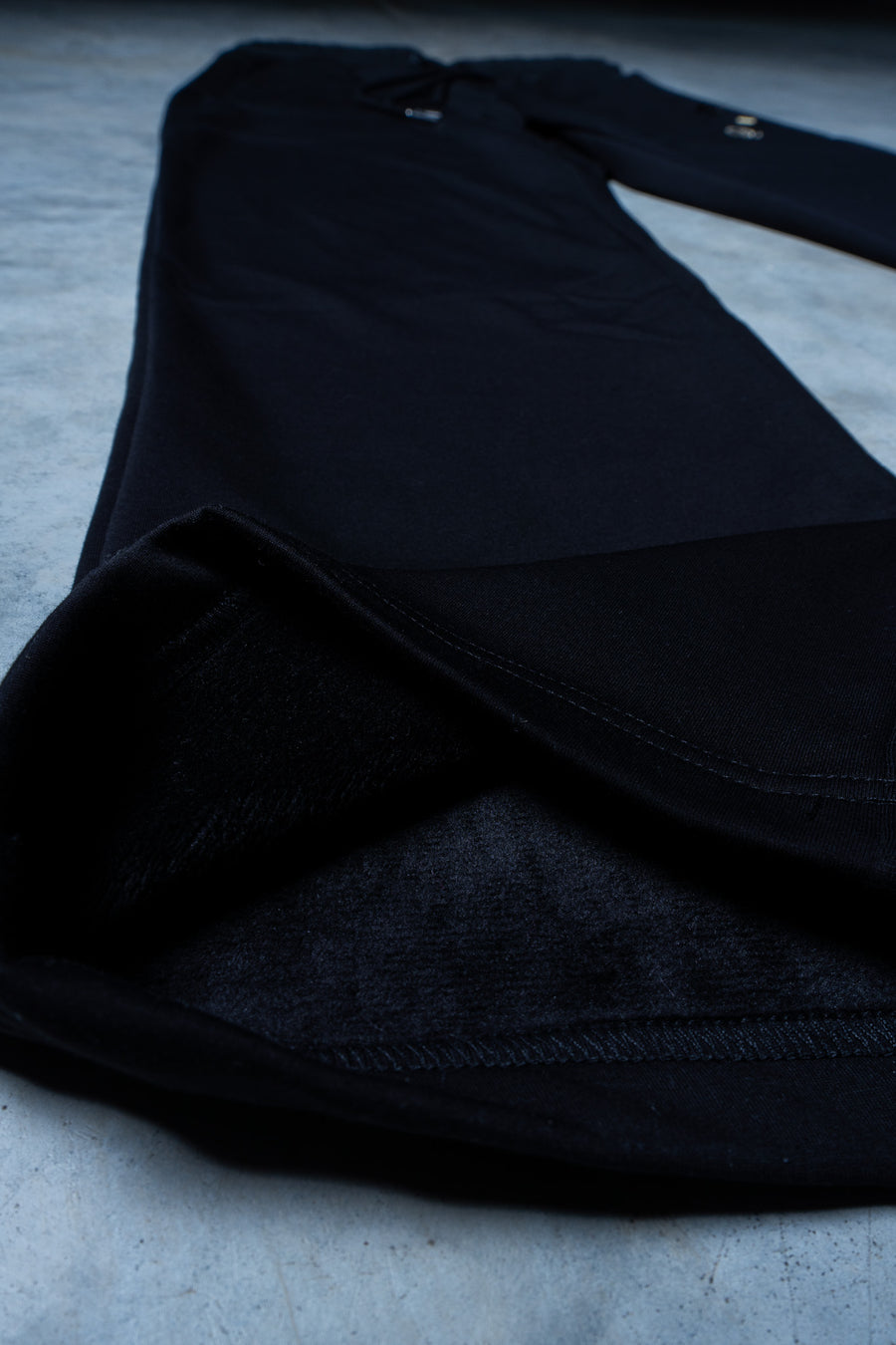 INITIAL SWEATPANTS - BLACK FT. CREAM