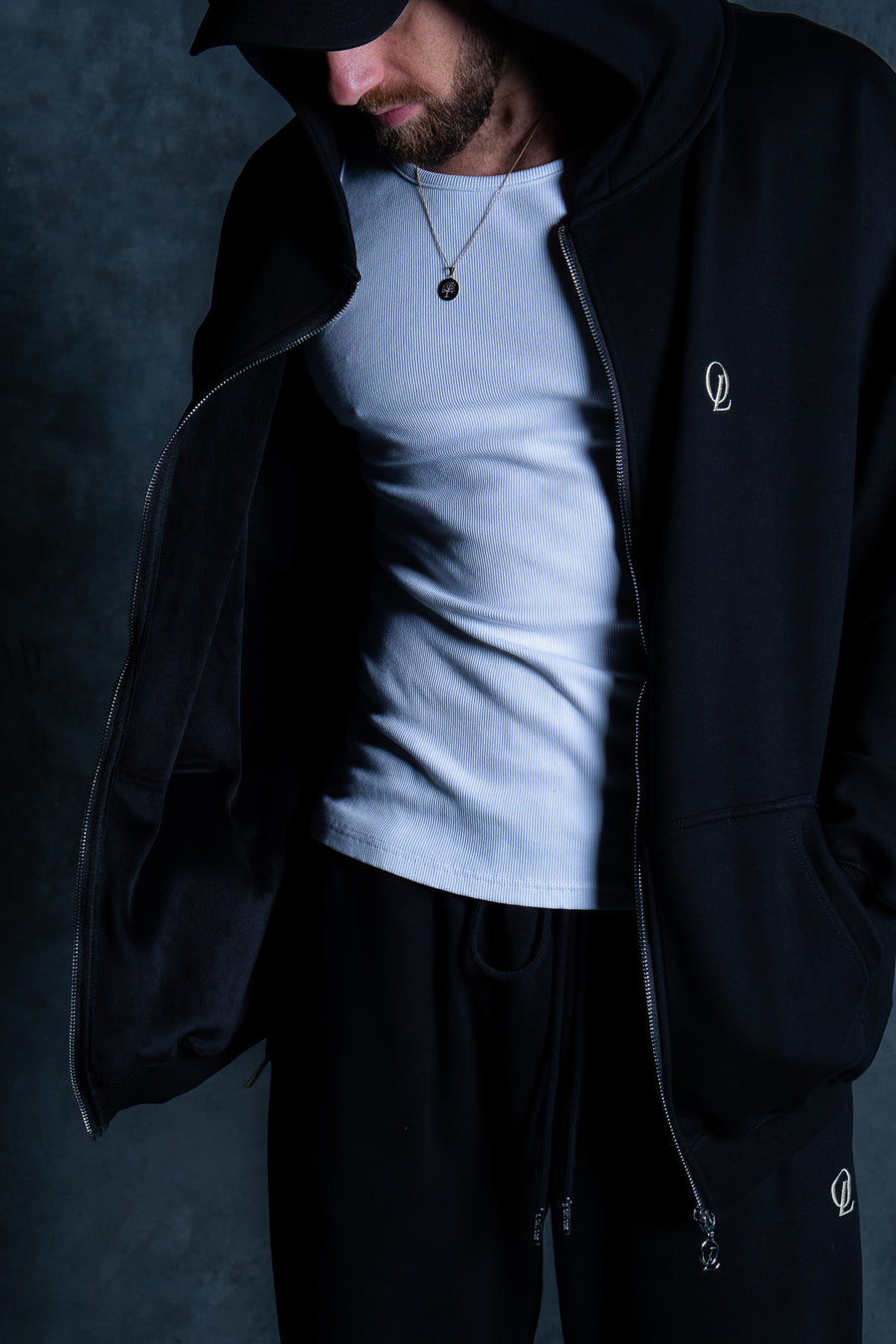 INITIAL ZIP HOOD - BLACK FT. CREAM
