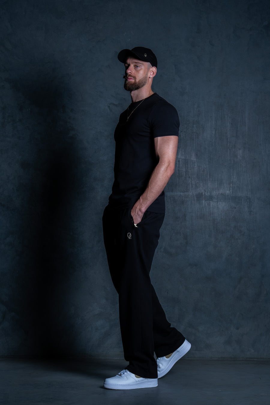 STAPLE FITTED TEE - PITCH BLACK