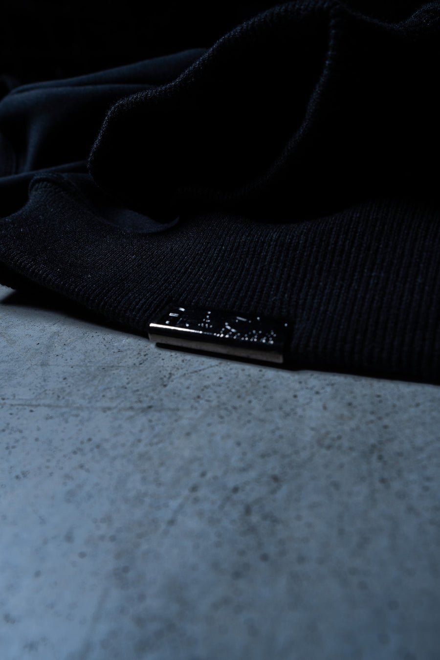 MONOLITH PULLOVER - BLACK ON BLACK