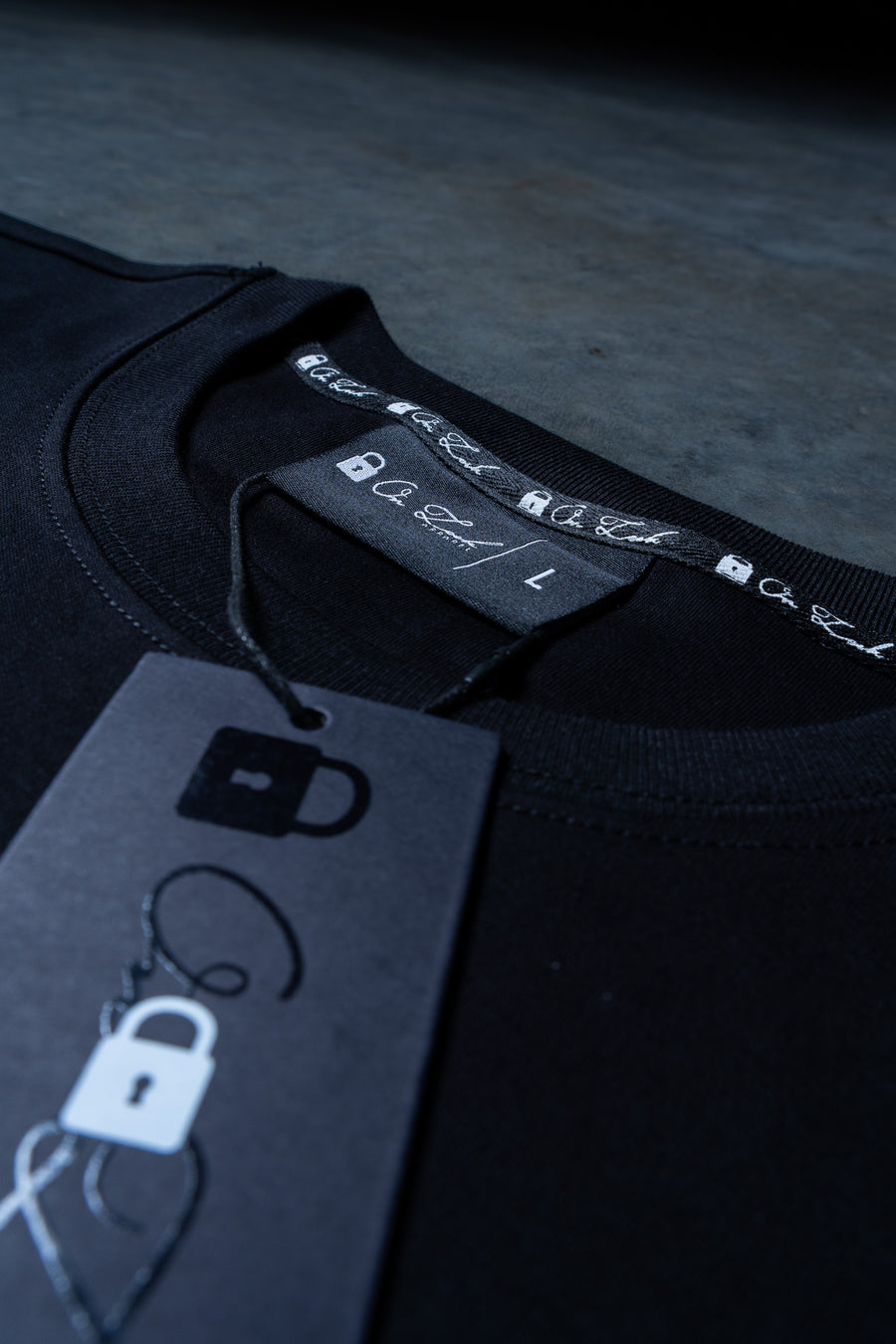 STAPLE FITTED TEE - PITCH BLACK