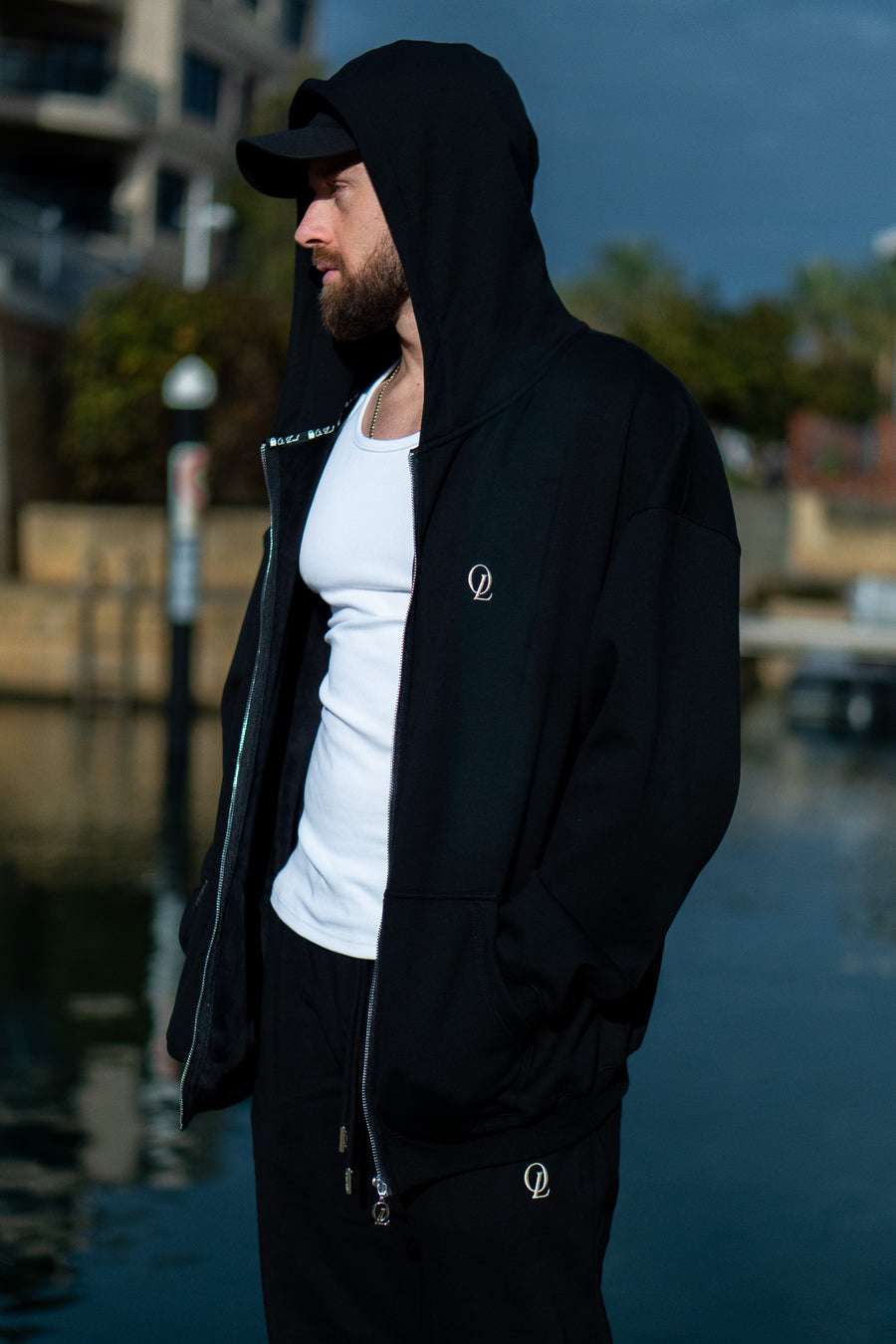 INITIAL ZIP HOOD - BLACK FT. CREAM