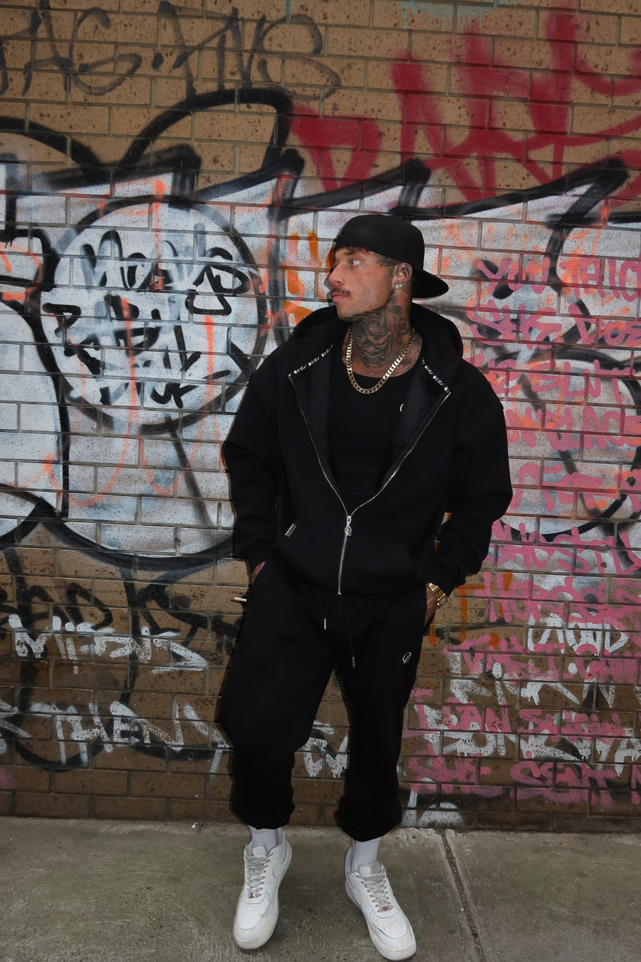 INITIAL ZIP HOOD - BLACK FT. CREAM