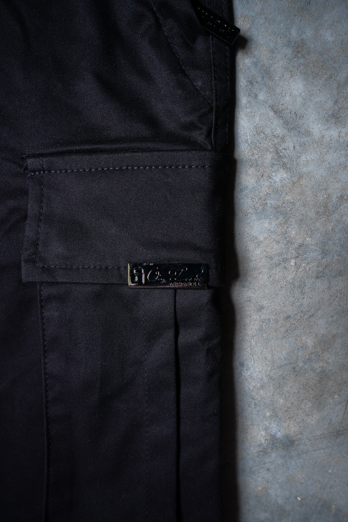 On Lock cargos fabric detail